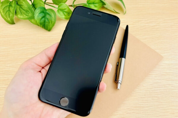 携帯電話と葉、ペン