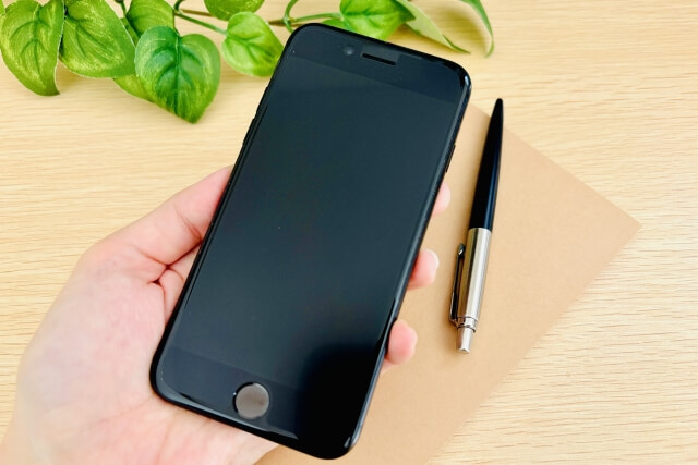 携帯電話と葉、ペン