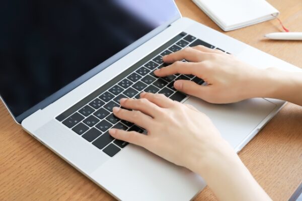 パソコンに手を置く
