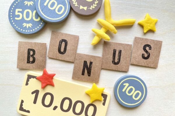 お金のおもちゃとBONUSの文字