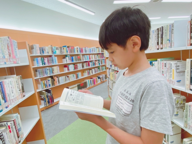 図書館で本を読む男の子