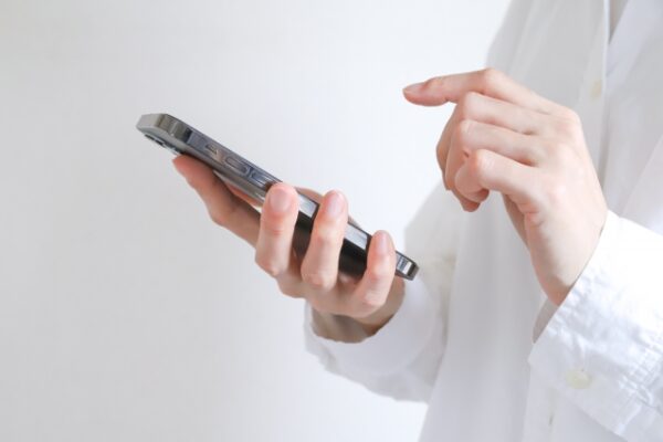 スマホを手に持った人
