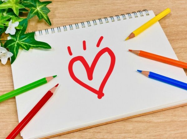 色鉛筆とハートマークとスケッチブック