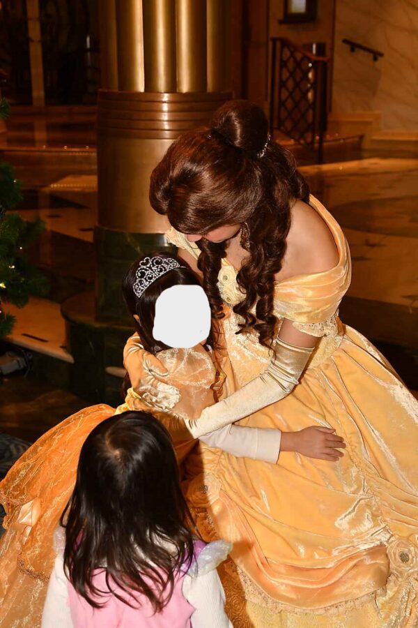 ベルと子どもがハグしている