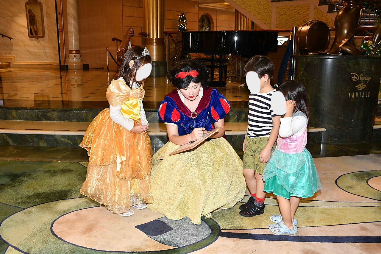 白雪姫にサインをもらう子どもたち