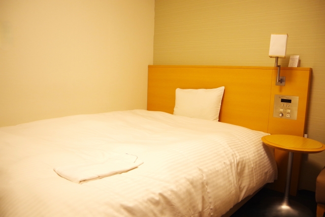 ホテルのシングルベッド