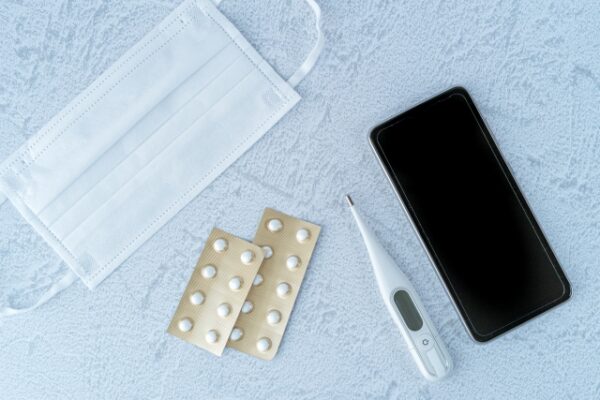 マスクと薬と体温計と携帯