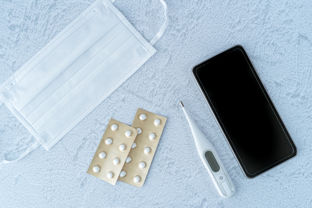 マスクと薬と体温計と携帯