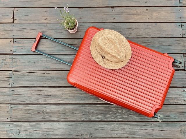 麦わら帽子と赤いスーツケース