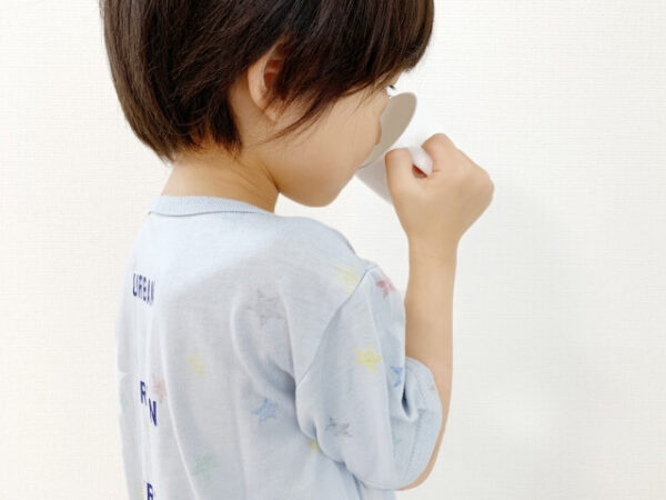 男の子が水分補給している