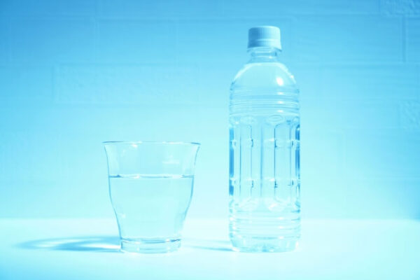 ペットボトルとコップの水