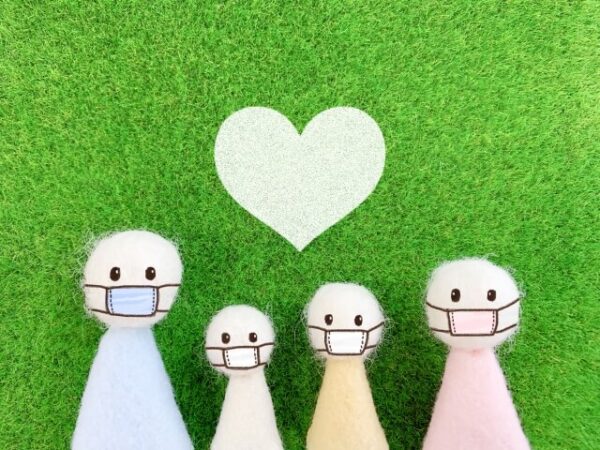 マスクをした4人とハート