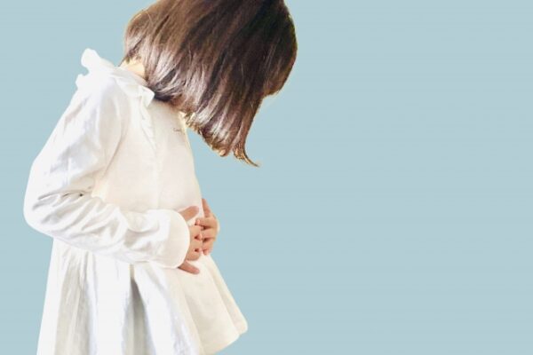 子どもがお腹を押さえている