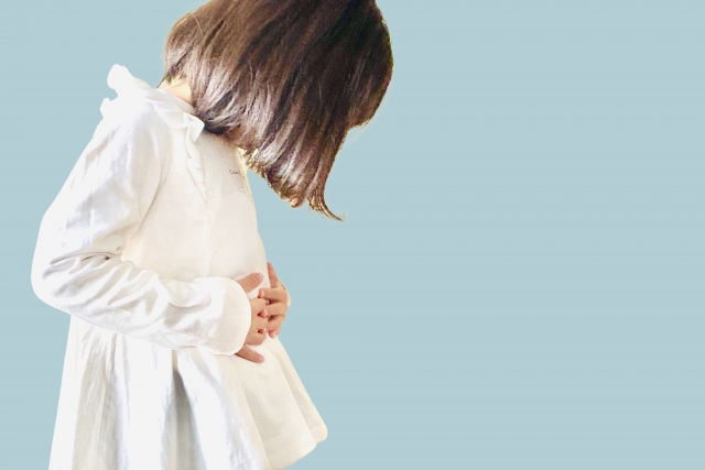 子どもがお腹を押さえている