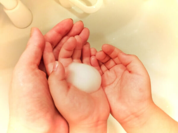 手洗いしている