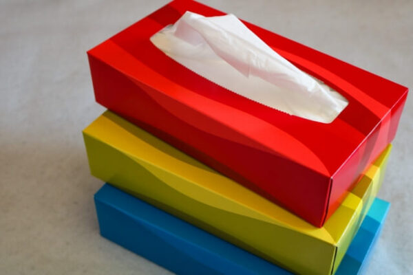 赤青黄色のティッシュボックス