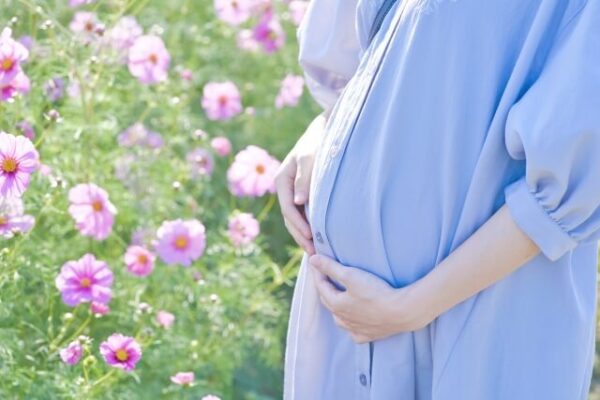 妊婦と花
