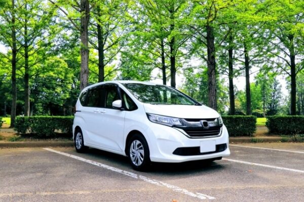 白い車が停まっている