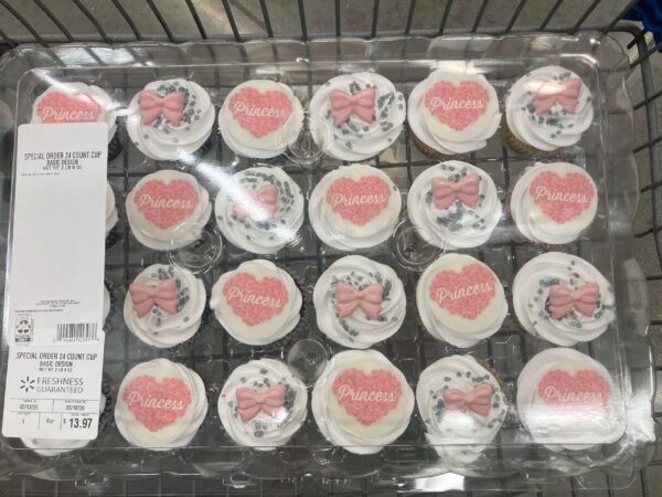 アメリカの学校へ持参したWalmartの誕生日カップケーキ